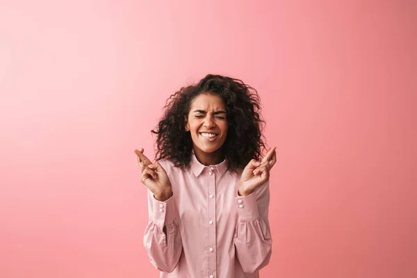 Emocional jovem mulher africana posando isolado sobre fundo de parede rosa vestido de pijama fazer gesto esperançoso . — Fotografia de Stock