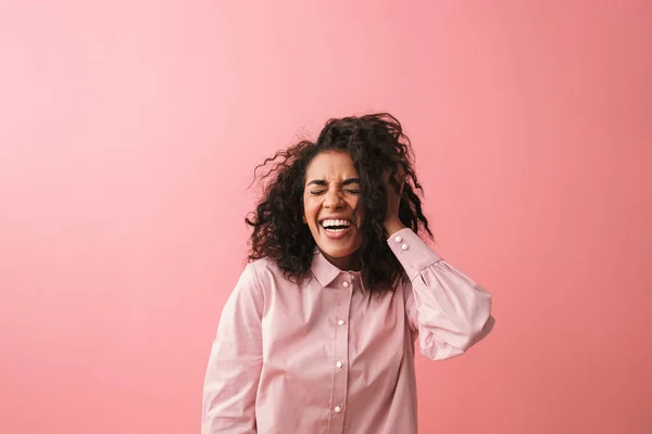 Émotionnel jeune femme africaine posant isolé sur fond de mur rose vêtu de pyjama . — Photo