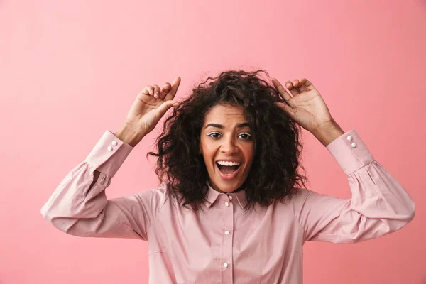 Feliz bela jovem africana posando isolado sobre fundo de parede rosa . — Fotografia de Stock