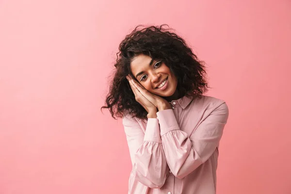 Sleepy hermosa joven africana posando aislado sobre fondo de pared rosa vestido en pijama . — Foto de Stock