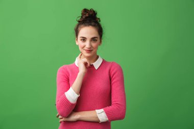 Ayakta neşeli bir genç kadının portresi