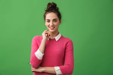 Ayakta neşeli bir genç kadının portresi