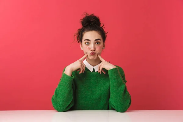 Mooie jonge student meisje zit aan de tafel — Stockfoto