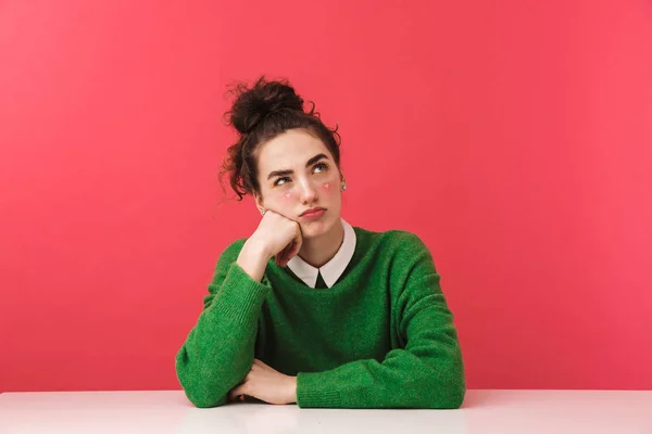 Mooie jonge student meisje zit aan de tafel — Stockfoto