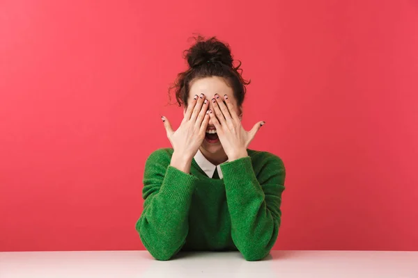 Beautiful young student girl sitting at the table — Stock Photo, Image