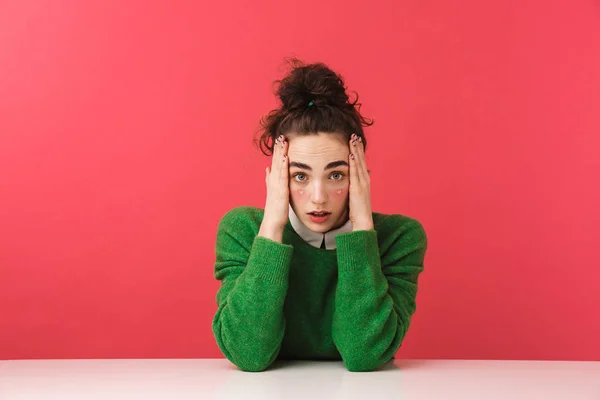 Beautiful young student girl sitting at the table — Stock Photo, Image