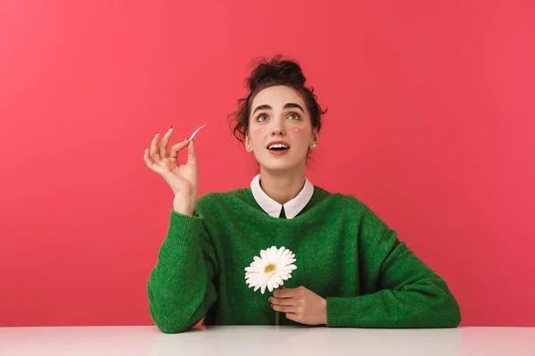 Mooie nerd meisje zit aan de tafel geïsoleerd — Stockfoto