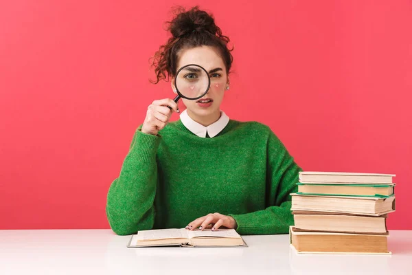 Menina nerd bonita sentada na mesa isolada — Fotografia de Stock