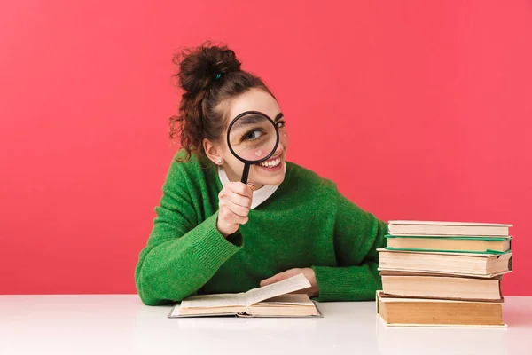 Menina nerd bonita sentada na mesa isolada — Fotografia de Stock