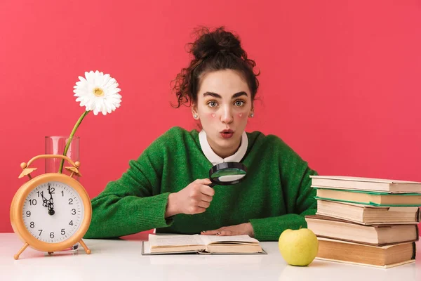 Mooie nerd meisje zit aan de tafel geïsoleerd — Stockfoto