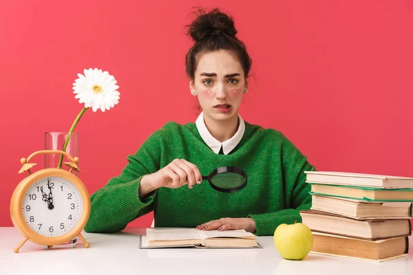 Jolie fille nerd assis à la table isolé — Photo