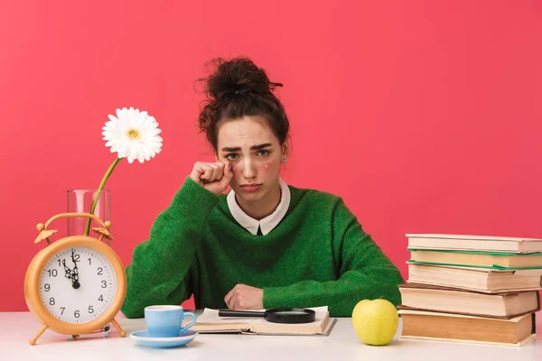 Mooie nerd meisje zit aan de tafel geïsoleerd — Stockfoto