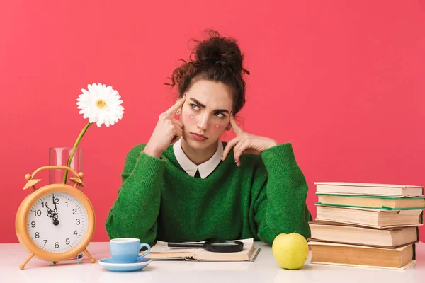 Mooie nerd meisje zit aan de tafel geïsoleerd — Stockfoto