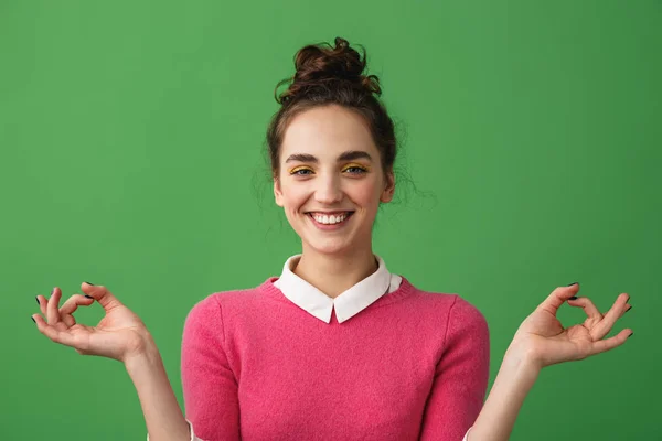 Portret van een gelukkige jonge vrouw — Stockfoto