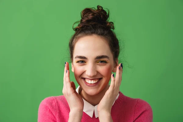 Portret van een vrolijke jonge vrouw — Stockfoto