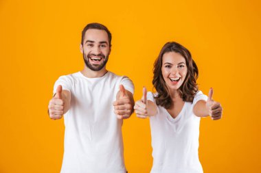İyimser insanlar erkek ve kadın temel sh giyim olarak portresi