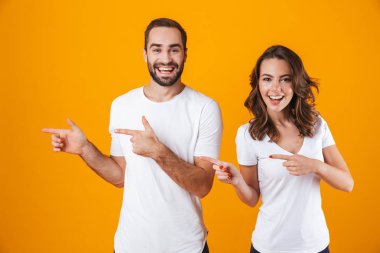 Görüntü memnun çift erkek ve kadın temel giyim işaret içinde