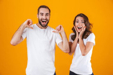 Portre çekici çift erkek ve kadın temel giyim po