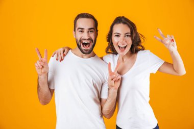 Mutlu insanlar erkek ve kadın vi gösterilen temel giyim görüntü
