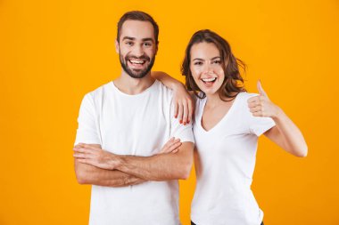 Neşeli insanlar erkek ve temel giyim gülümseyen kadın resim