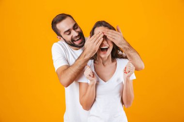 Görüntü gülümseyen ve duran kadının gözleri kapsayan neşeli adam