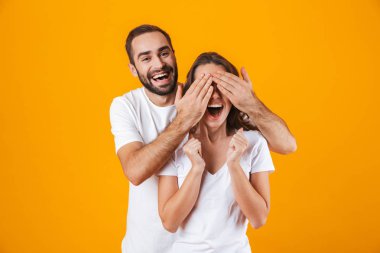 Görüntü gülümseyen ve duran kadının gözleri kapsayan heyecanlı insanın 