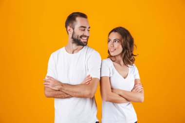 Memnun insanlar erkek ve kadın temel giyim smili portresi