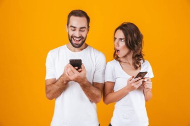 İçerik adam ve holding ve cep telefonu bakmak kadın fotoğrafı