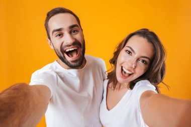 İki beyaz insanlar erkek ve tak gülümseyen kadın portresi
