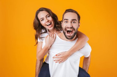 Beyaz çift adam joyf piggybacking yaparken eğleniyor