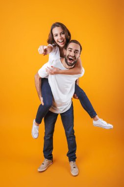 Tam boy görüntü genç çiftin adam eğleniyor Paketle