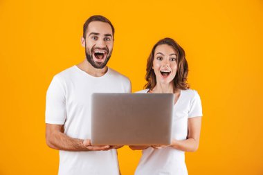 Portre sevimli adam ve gümüş laptop, st süre tutan kadın