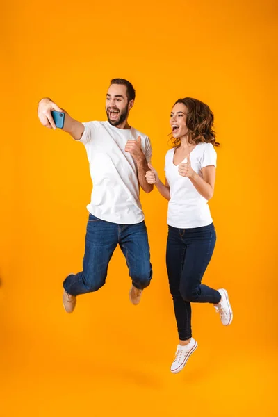 Foto des glücklichen Paares, das lacht und ein Selfie macht — Stockfoto