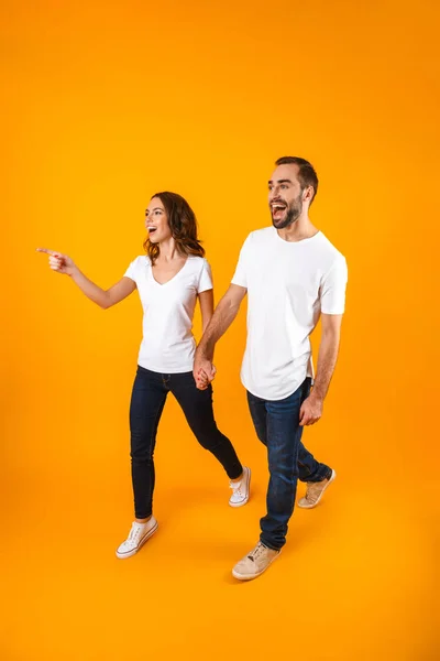 Foto de larga duración de pareja atractiva sonriendo y caminando, isol — Foto de Stock