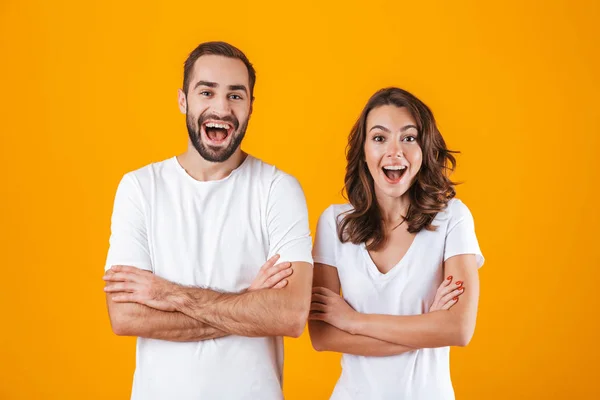 Retrato de personas felices hombre y mujer en ropa básica sonriendo —  Fotos de Stock