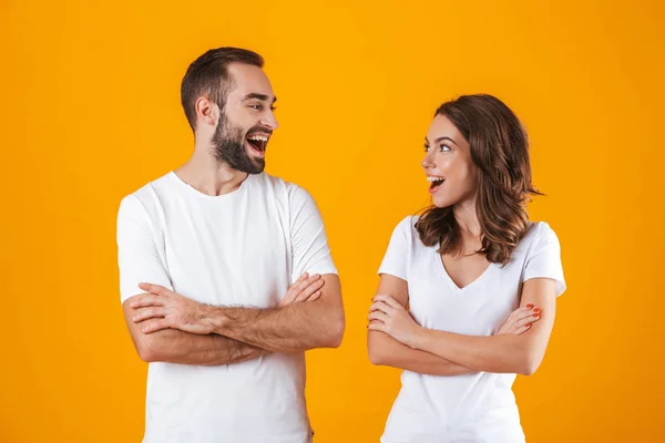 Porträt positiver Menschen Mann und Frau in einfacher Kleidung lächeln — Stockfoto