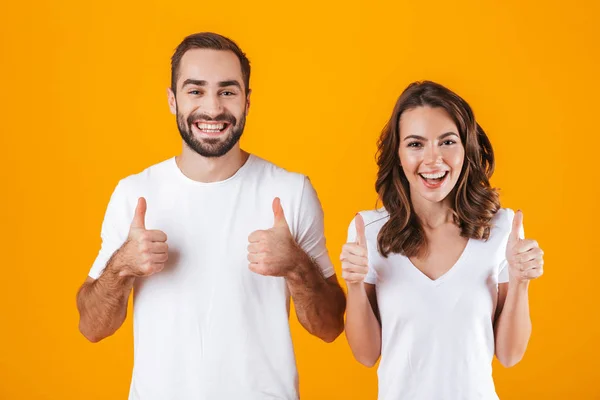 Retrato de pessoas sorridentes homem e mulher em roupas básicas showi — Fotografia de Stock