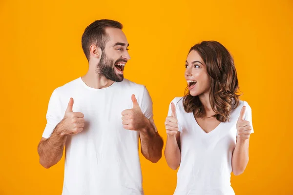 Retrato de personas europeas hombre y mujer en espectáculo de ropa básica — Foto de Stock