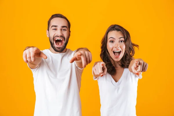 Портрет радісних людей чоловіка і жінки в базовому одязі позитиву — стокове фото