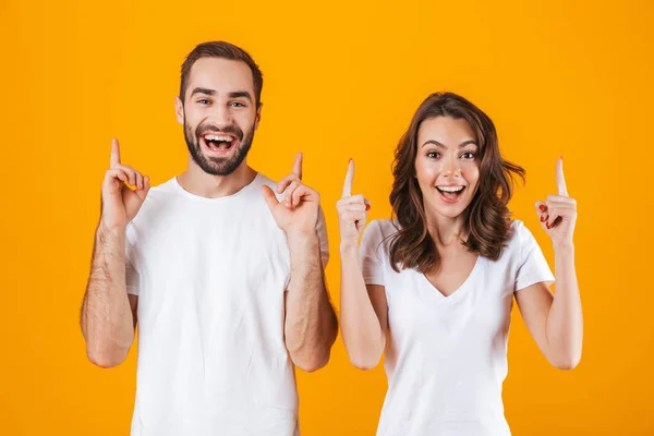 Retrato de las personas de contenido hombre y mujer en el punto de ropa básica —  Fotos de Stock