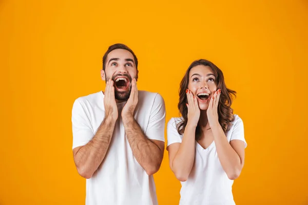 Imaginea oamenilor fericiți bărbat și femeie în îmbrăcăminte de bază țipând — Fotografie, imagine de stoc