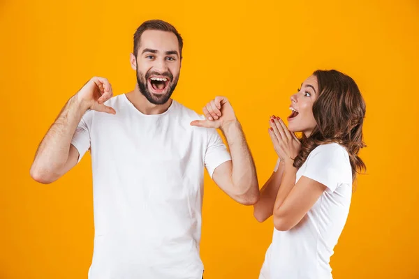 Retrato de pareja caucásica hombre y mujer en ropa básica poi — Foto de Stock