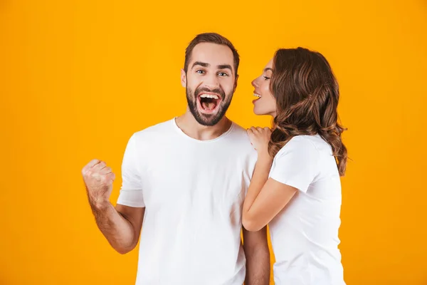 Bild einer brünetten Frau, die Geheimnis oder interessanten Klatsch flüstert — Stockfoto