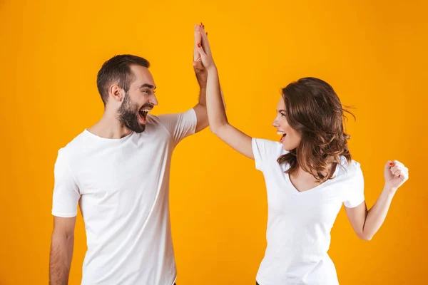 Imagen de los jóvenes hombre y mujer en ropa básica bofetada t — Foto de Stock