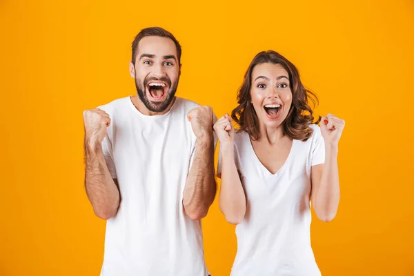 Imagem de pessoas extáticas homem e mulher em roupas básicas risos — Fotografia de Stock