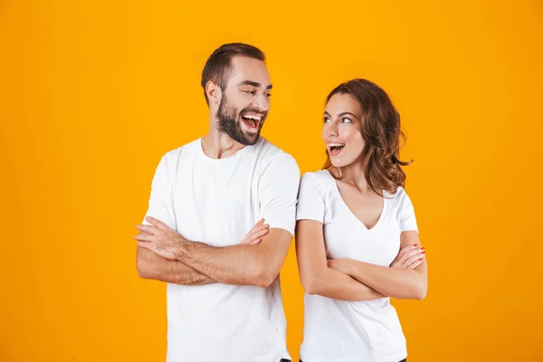 Bilden av snälla människor man och kvinna i grundläggande kläder leende, wh — Stockfoto