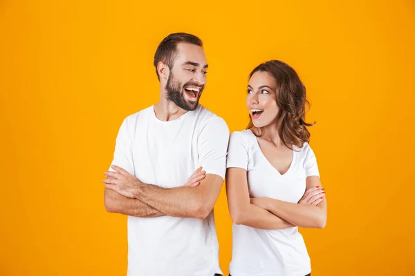 Imagen de gente amable hombre y mujer en ropa básica sonriendo, wh —  Fotos de Stock