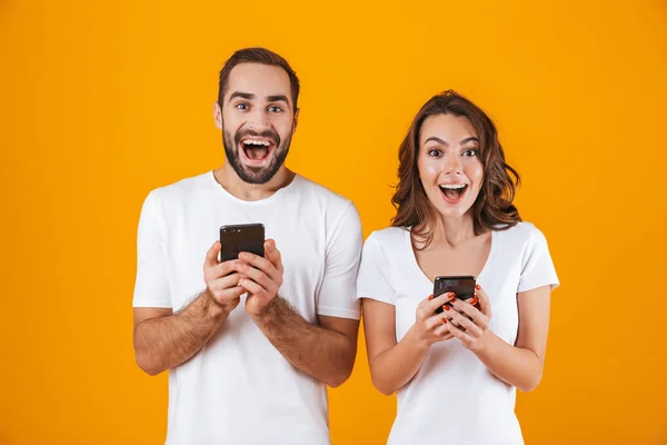 Imagen de la hermosa pareja hombre y mujer sonriendo mientras ambos usan — Foto de Stock