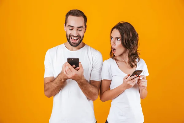Foto de contenido hombre y mujer sosteniendo y mirando el teléfono celular — Foto de Stock