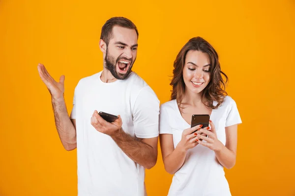 Foto di uomo e donna europei che tengono e sbirciano il cellulare phon — Foto Stock